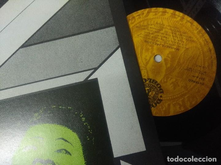 Discos de vinilo: MAHALIA JACKSON/CON SWING/VINILO. - Foto 2
