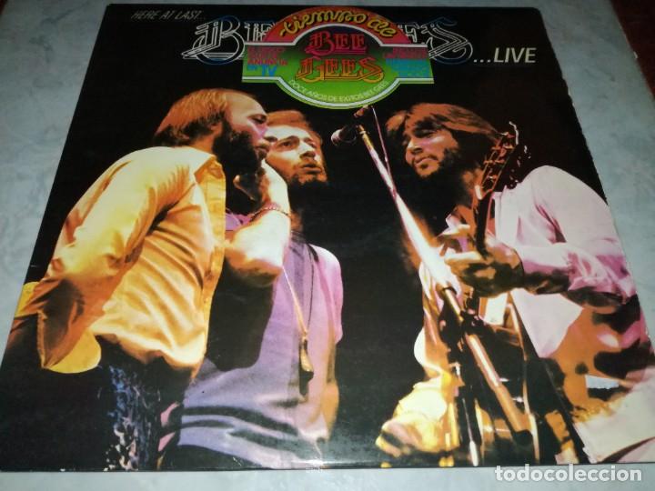 Discos de vinilo: BEE GEES-HERE AT LAST LIVE-DOBLE LP-CONTIENEN LOS ENCARTES-EN BUEN ESTADO-con