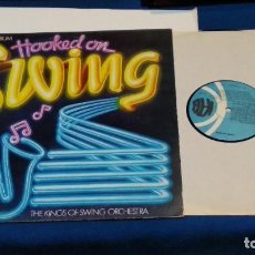 Discos de vinilo: LP - THE KINGS OF SWING ORCHESTRA - HOOKED ON SWING, THE ALBUM - 1984 K-TEL PDI. Lote 301093473