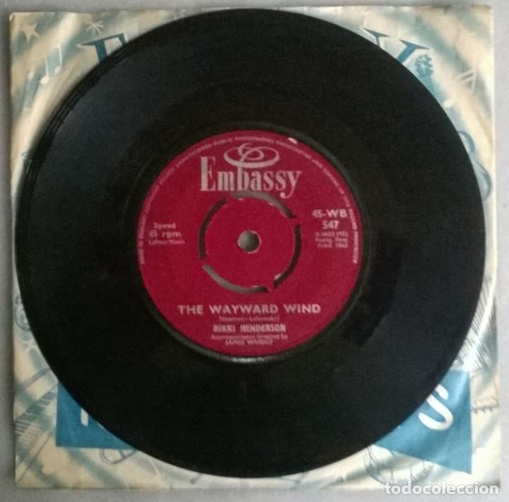Discos de vinilo: Rikki Henderson. The wayward wind/ Loop de Loop. embassy, UK 1963 single - Foto 2