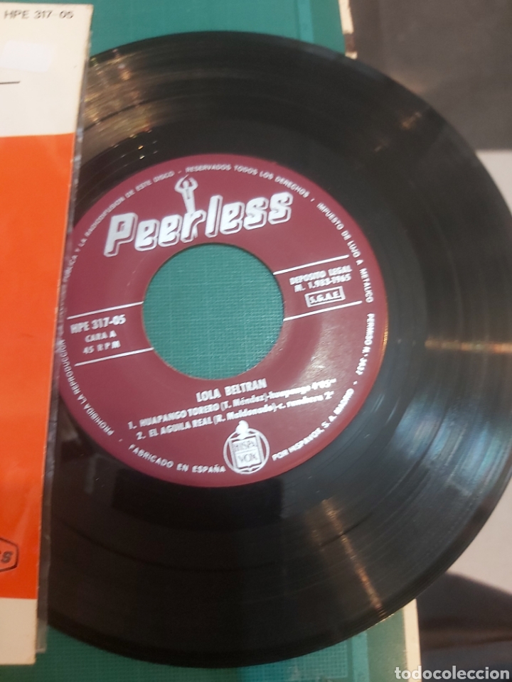 Discos de vinilo: SINGLE LOLA BERTR&Aacute;N HYAPANGO TORERO 1965 - Foto 3