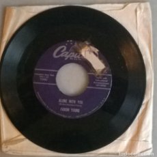 Discos de vinilo: FARON YOUNG. ALONE WITH YOU/ EVERY TIME I'M KISSING YOU. CAPITOL, UK 1958 SINGLE. Lote 301671288