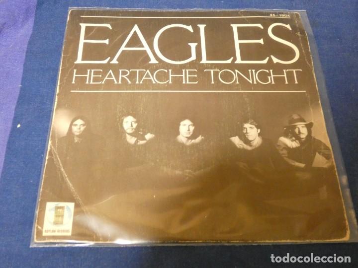 Discos de vinilo: lott 152 SINGLE ESPA&Ntilde;OL THE EAGLES HEARTACHE TONIGHT - Foto 1