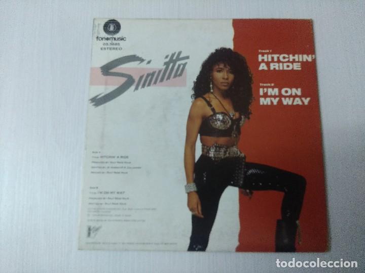 Discos de vinilo: SINITTA/HITCHIN A RIDE/SINGLE. - Foto 3