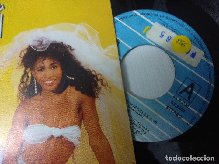 Discos de vinilo: SINITTA/I DONT BELIEVE IN MIRACLES/SINGLE. - Foto 2