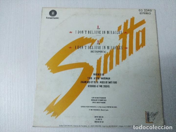 Discos de vinilo: SINITTA/I DONT BELIEVE IN MIRACLES/SINGLE. - Foto 3
