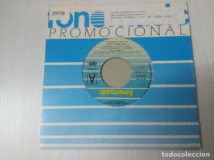 Discos de vinilo: SINITTA/LAY ME DOWN EASY/SINGLE PROMOCIONAL. - Foto 1