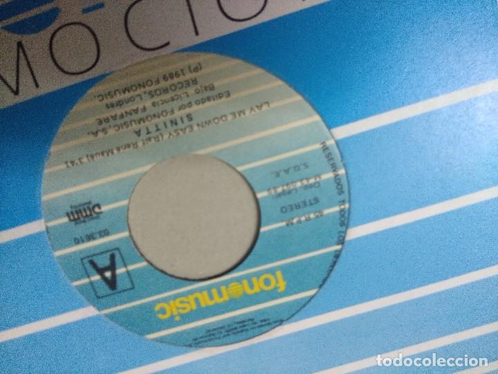 Discos de vinilo: SINITTA/LAY ME DOWN EASY/SINGLE PROMOCIONAL. - Foto 2