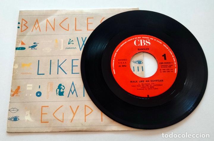 Discos de vinilo: VINILO SINGLE DE BANGLES. WALK LIKE AND EGYPTIAN. 1986. - Foto 3