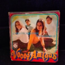Discos de vinilo: VOCES AMIGAS CANTA CON NOSOTROS / SUENA UN RELOJ. Lote 303272548