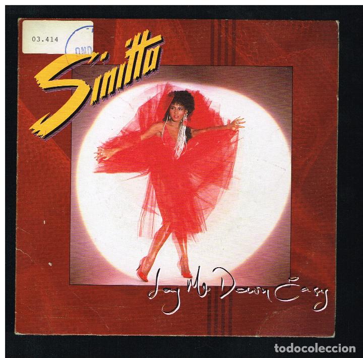 Discos de vinilo: SINITTA - LAY ME DOWN EASY (2 VERSIONES) - SINGLE 1989 - Foto 1