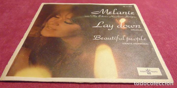 Discos de vinilo: MELANIE - LAY DOWN / BEAUTIFUL PEOPLE - SINGLE 1970 - Foto 2