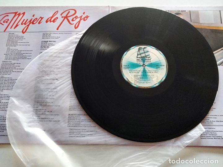 Discos de vinilo: VINILO LP BSO LA MUJER DE ROJO. 1984. - Foto 4