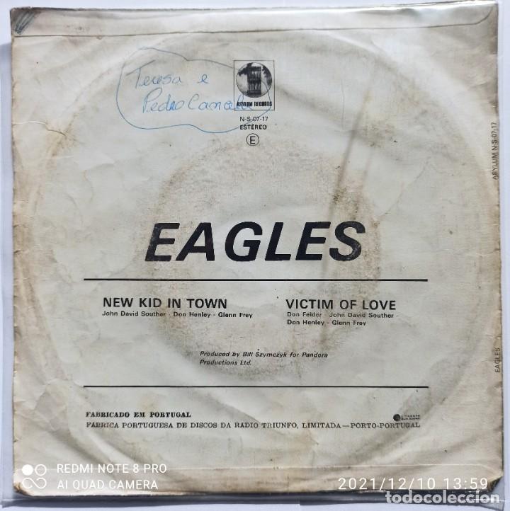 Discos de vinilo: EAGLES - NEW KIND IN TOWN - Foto 2