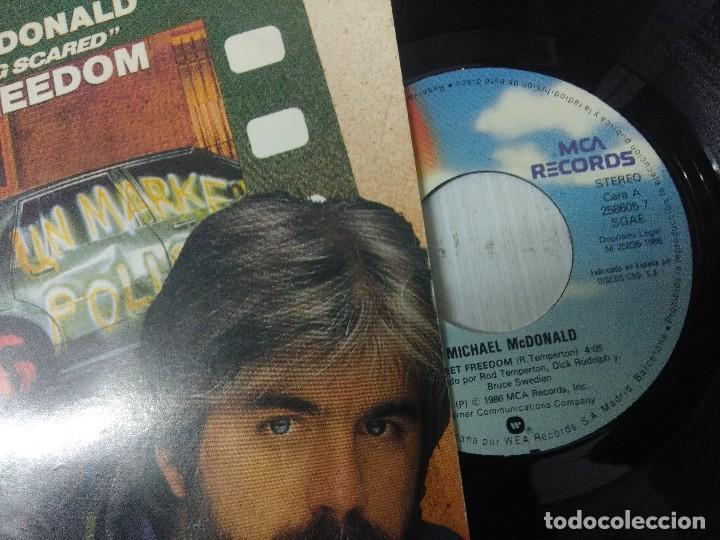Discos de vinilo: MICHAEL McDONALD/SWEET FREEDOM/THEME FROM RUNNING SCARED/SINGLE. - Foto 2