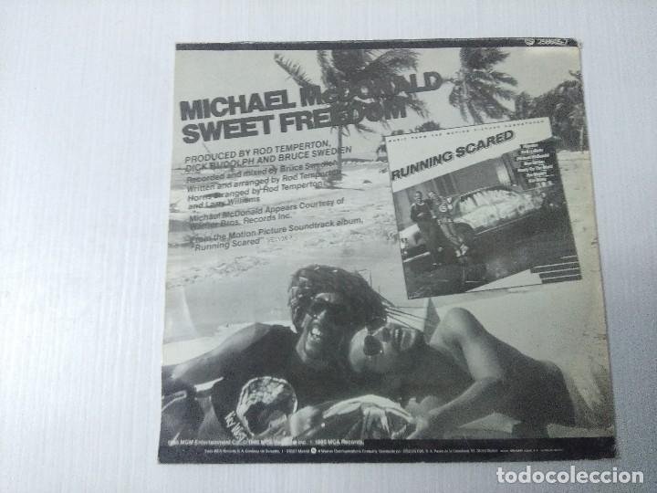 Discos de vinilo: MICHAEL McDONALD/SWEET FREEDOM/THEME FROM RUNNING SCARED/SINGLE. - Foto 3