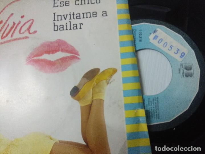 Discos de vinilo: SILVIA/ESE CHICO/SINGLE. - Foto 2