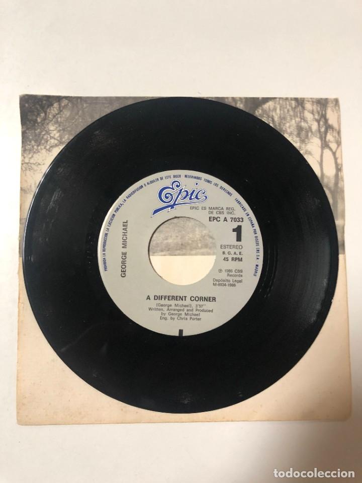 Discos de vinilo: DISCO VINILO 7&rdquo;. GEORGE MICHAEL. A DIFFERENT CORNER. CBS RECORDS. EPIC. 1986 - Foto 3