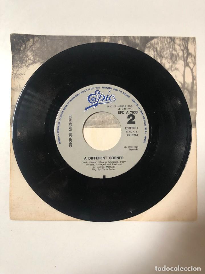 Discos de vinilo: DISCO VINILO 7&rdquo;. GEORGE MICHAEL. A DIFFERENT CORNER. CBS RECORDS. EPIC. 1986 - Foto 4