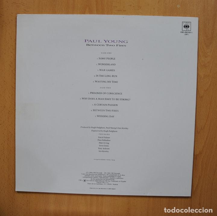 Discos de vinilo: PAUL YOUNG - BETWEEN TWO FIRES - LP - Foto 2