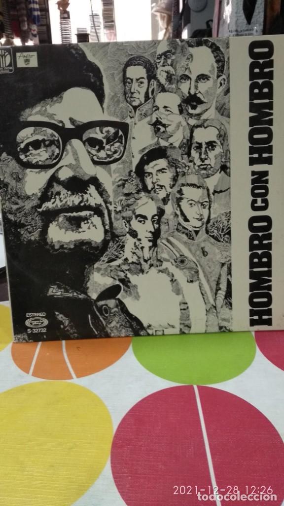Vinyl records: Disco vinilo LP Hombro con hombro, recopilatorio de m&uacute;sica sudamericana de 1975 edici&oacute;n en carpeta