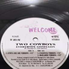 Discos de vinilo: TWO COWBOYS - EVERYBODY GONFI-GON (EDICIÓN ITALIANA). Lote 307740158