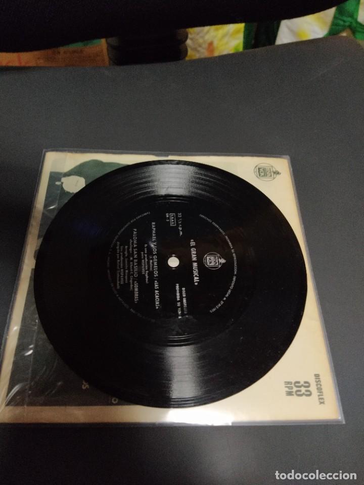 Discos de vinilo: RAPHAEL SINGLE DISCOFLEX EL GRAN MUSICAL COMPARTIDO CON PALOMA SAN BASILIO - Foto 2