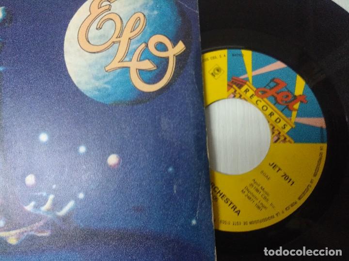 Discos de vinilo: ELECTRIC LIGHT ORCHESTRA/HOLD ON TIGHT/SINGLE. - Foto 2