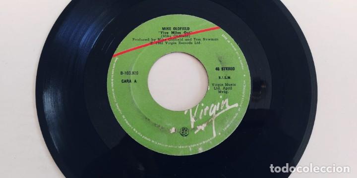 Discos de vinilo: MIKE OLDFIELD-SINGLE FIVE MILES OUT-SIN FUNDA - Foto 2