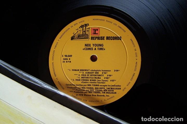 Discos de vinilo: NEIL YOUNG - COMES A TIME LP - Foto 3