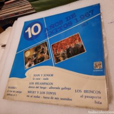Discos de vinilo: 10 AÑOS DE EXITOS 1967 .-RELAMPAGOS , BRINCOS. MASSIEL, JUAN Y YUNIOR. Lote 312806728