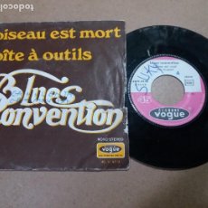 Discos de vinilo: BLUES CONVENTION / L'OISEAU EST MORT / SINGLE 7 PULGADAS. Lote 313563178