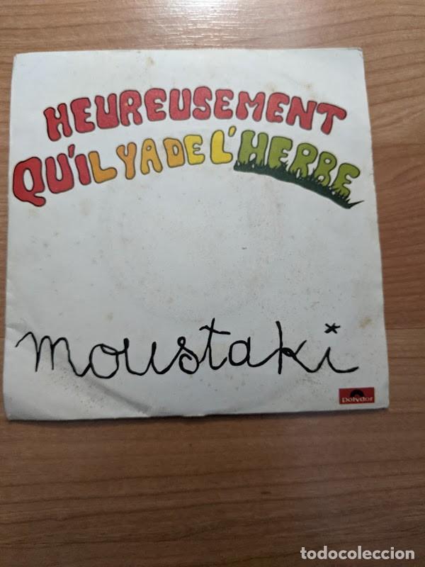 Discos de vinilo: SINGLE MOUSTAKI. HEUREUSEMENT QUIL Y A DE LHERBE - Foto 1