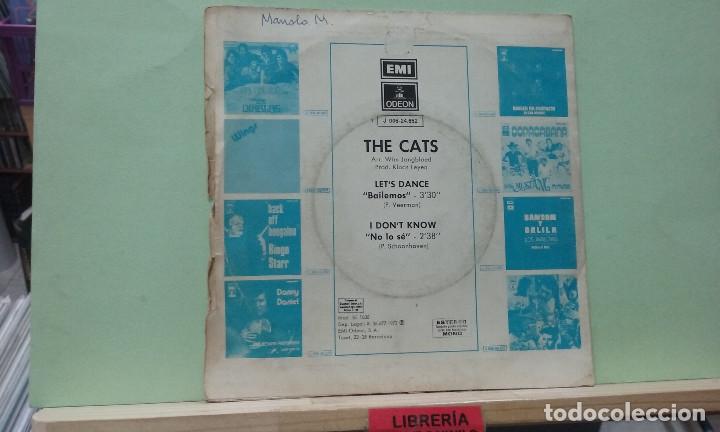 Discos de vinilo: The cats. Lets dance. Odeon 1972 - Single - Foto 2