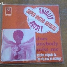 Discos de vinilo: SHIRLEY BASSEY ‎– DOES ANYBODY MISS ME / FA, FA, FA (LIVE FOR TODAY) SINGLE. Lote 316430683