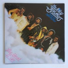 Discos de vinilo: THE ISLEY BROTHERS – THE HEAT IS ON , EUROPE 1975 EPIC. Lote 316464068