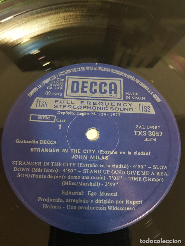 Discos de vinilo: JOHN MILES . STRANGER IN THE CITY - Foto 2