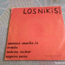 Discos de vinilo: LOS NIKIS 1984 LA AMENAZA AMARILLA, ERNESTO MIREN FOTOS. Lote 317314048