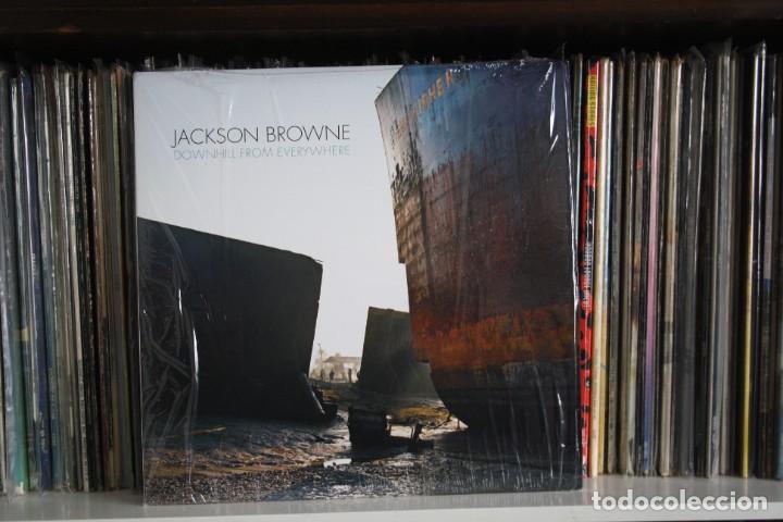 Discos de vinilo: JACKSON BROWNE, DOWNHILL FROM EVERYWHERE, DOBLE LP, GATEFOLD, NUEVO - Foto 1