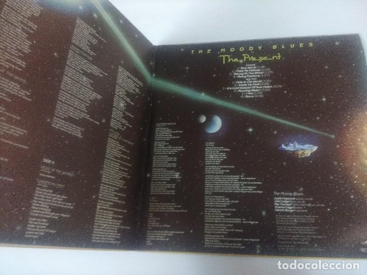 Discos de vinilo: THE MOODY BLUES/THE PRESENT/VINILO GATEFOLD. - Foto 2