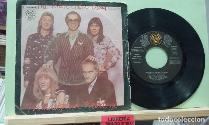 Discos de vinilo: The Elton John band. Philadelphia freedom / I sawtter satanding there. DJM records 1975 -- Single