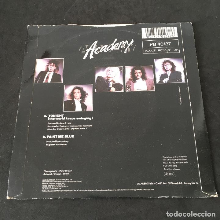 Discos de vinilo: VINILO SINGLE - ACADEMY - TONIGHT THE WORLD KEEPS SWINGING - RCA PB40137 1985 - Foto 2