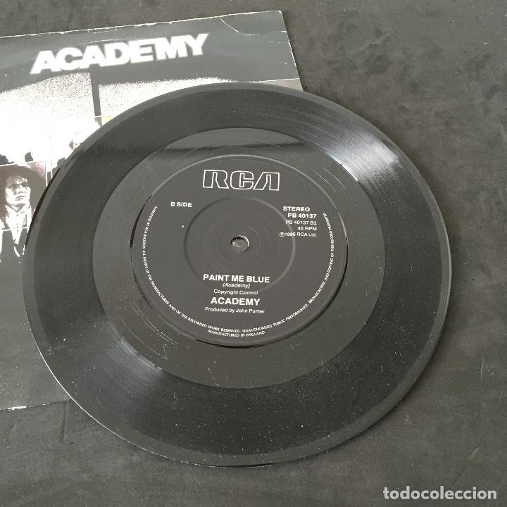 Discos de vinilo: VINILO SINGLE - ACADEMY - TONIGHT THE WORLD KEEPS SWINGING - RCA PB40137 1985 - Foto 3