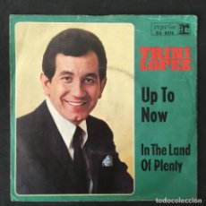 Discos de vinilo: VINILO SINGLE - TRINI LOPEZ - UP TO NOW IN THE LAND OF PLENTY - REPRISE RA0574 1967. Lote 320149663