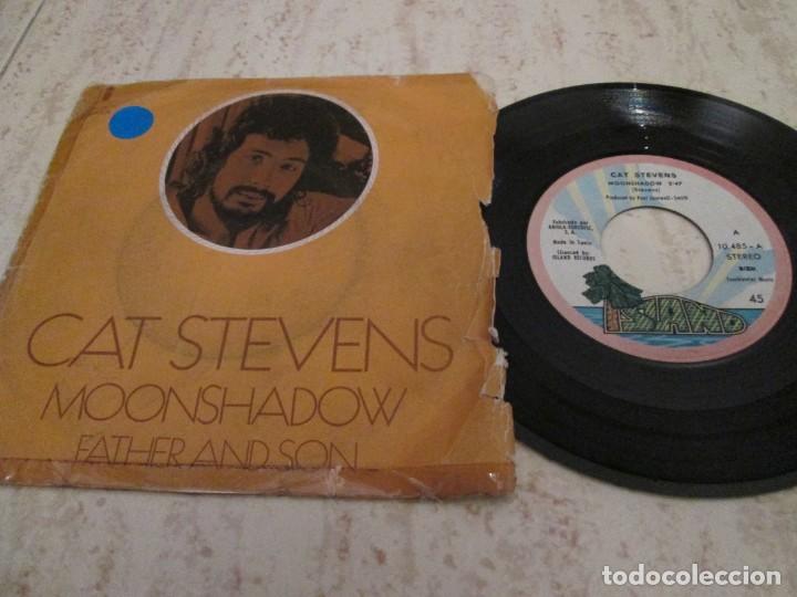 Discos de vinilo: CAT STEVENS - Moonlightshadow / Father and Son. Spanish Edition Single 1971. - Foto 1
