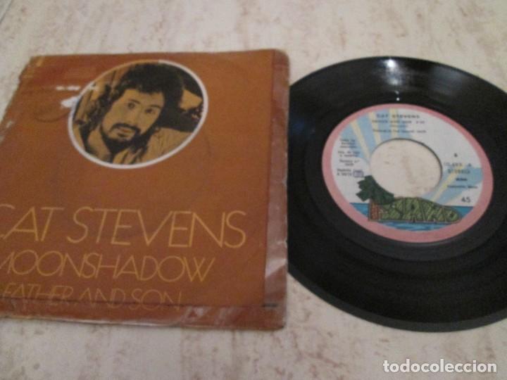 Discos de vinilo: CAT STEVENS - Moonlightshadow / Father and Son. Spanish Edition Single 1971. - Foto 2