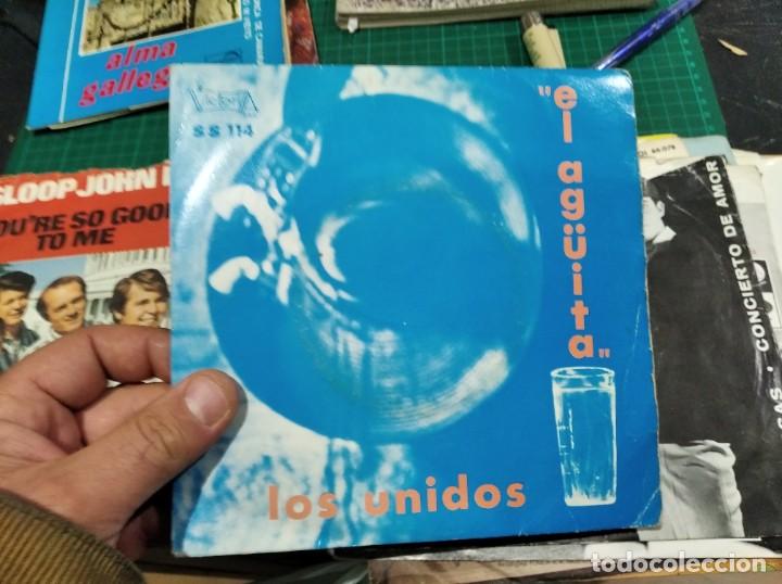 Discos de vinilo: SINGLE LOS UNIDOS EL AG&Uuml;ITA 1970 - Foto 1