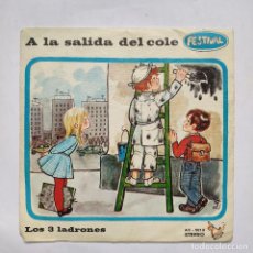 Discos de vinilo: A LA SALIDA DEL COLE / LOS 3 LADRONES - CUENTO INFANTIL. Lote 325643478