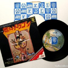 Discos de vinilo: BRUCE LEE - LALO SCHIFRIN - THEME FROM ENTER THE DRAGON - SINGLE WARNER 1976 JAPAN P-138W BPY. Lote 326010138