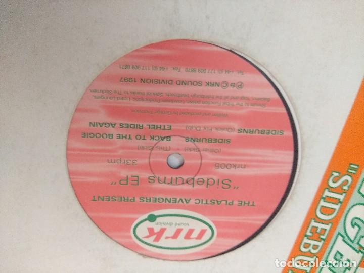 Discos de vinilo: THE PLASTIC AVENGERS/SIDEBURNS EP/VINILO. - Foto 2